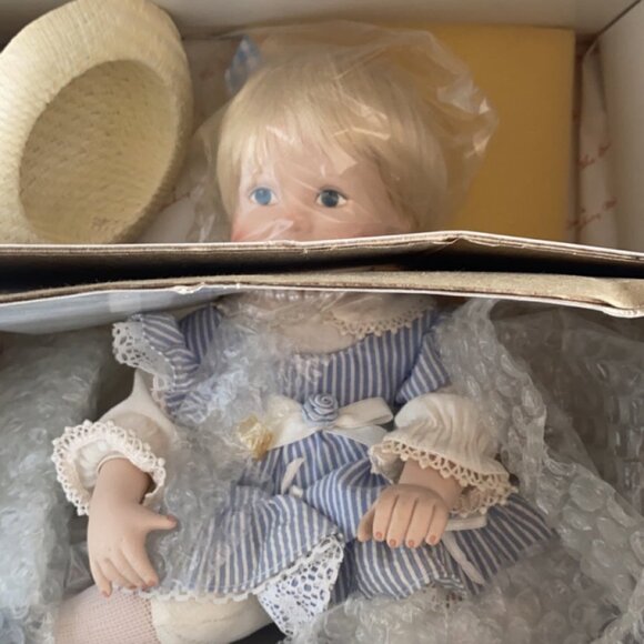 Danbury Mint Jill small Porcelain Doll with dog pearls 5 inch Elke Hutchens - Picture 7 of 8